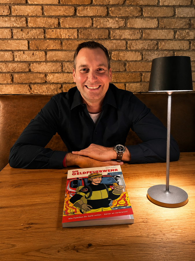 Markus Weber mit dem Buch Die Geldfeuerwehr